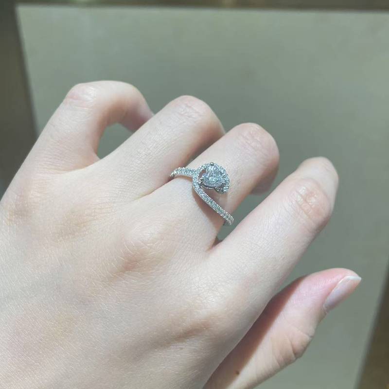 扭臂心形钻Women's RingS925银镀白金定制选款主石Moissanite0.6ct/副石高碳钻